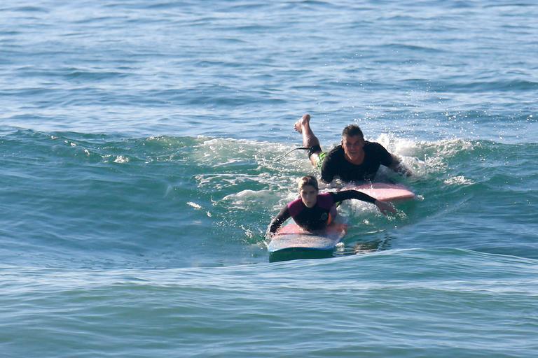 Isabella Santoni dá show em aula de surfe no Rio