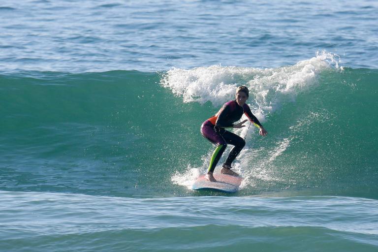 Isabella Santoni dá show em aula de surfe no Rio