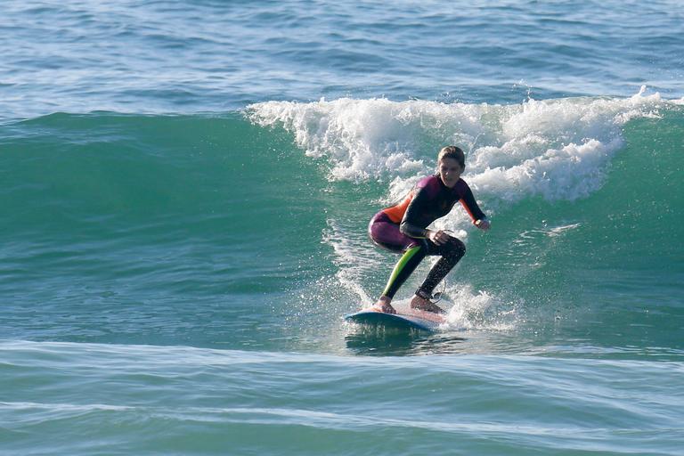 Isabella Santoni dá show em aula de surfe no Rio