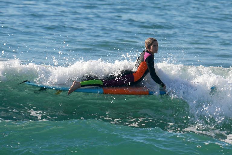 Isabella Santoni dá show em aula de surfe no Rio