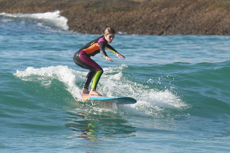 Isabella Santoni dá show em aula de surfe no Rio