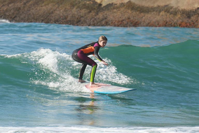 Isabella Santoni dá show em aula de surfe no Rio