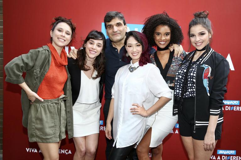 As cinco protagonistas - Gabriela Medvedovski, Daphne Bozaski, Manoela Aliperti, Heslaine Vieira e Ana Hikari - com o diretor, Cao Hambuger