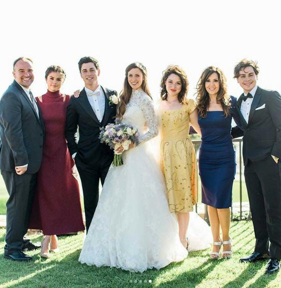 Selena Gomez reencontra elenco de 'Os Feiticeiros de Waverly Place' em casamento