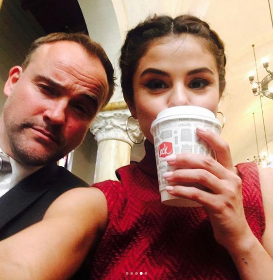 Selena Gomez reencontra elenco de 'Os Feiticeiros de Waverly Place' em casamento