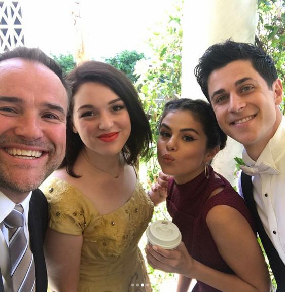 Selena Gomez reencontra elenco de 'Os Feiticeiros de Waverly Place' em casamento