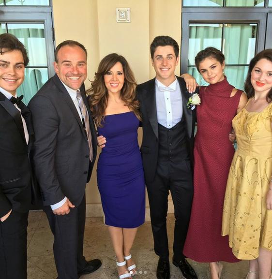 Selena Gomez reencontra elenco de 'Os Feiticeiros de Waverly Place' em casamento