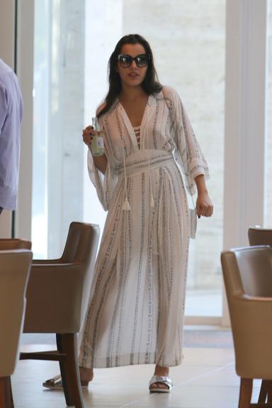 Campeã do BBB 17, Emilly Araújo faz compras em shopping de luxo no Rio ao lado da família