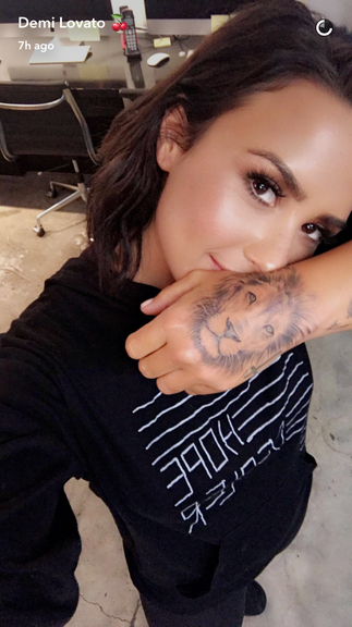 Demi Lovato exibe nova tatuagem, que lembra a de Justin Bieber e Cara Delevingne 