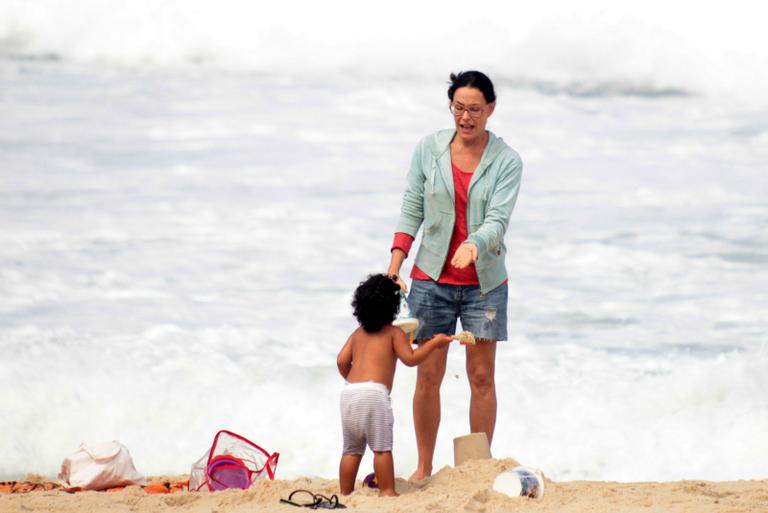 Carolina Ferraz aproveita o dia na praia com a família