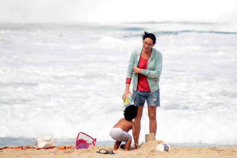 Carolina Ferraz aproveita o dia na praia com a família