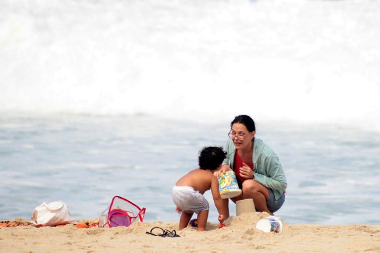 Carolina Ferraz aproveita o dia na praia com a família