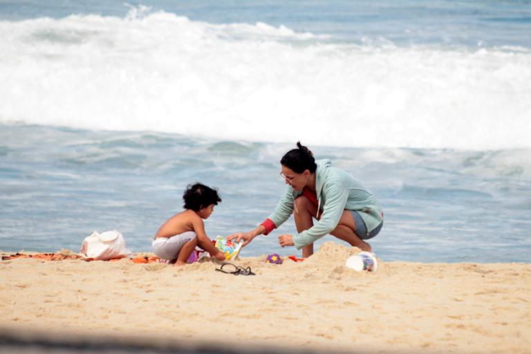 Carolina Ferraz aproveita o dia na praia com a família