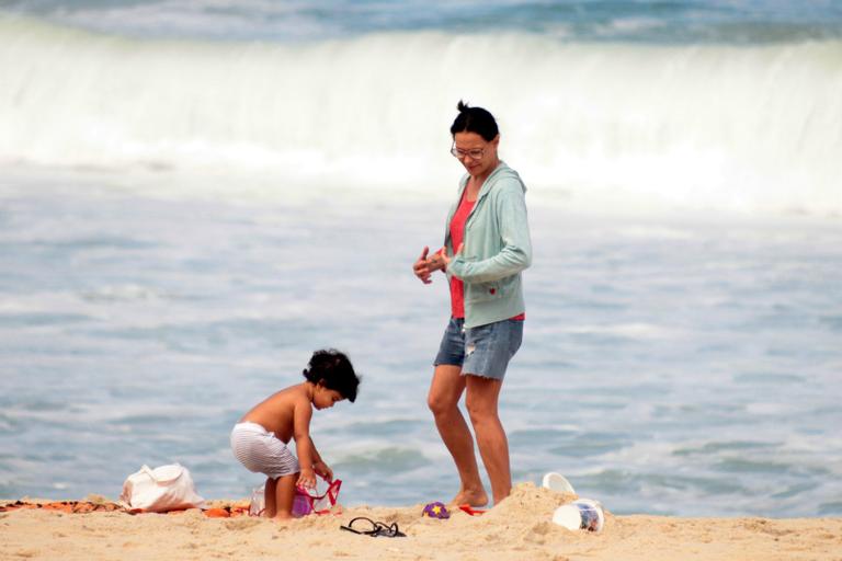 Carolina Ferraz aproveita o dia na praia com a família