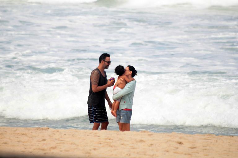 Carolina Ferraz aproveita o dia na praia com a família