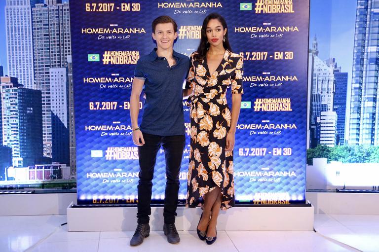 Tom Holland e Laura Harrier curtem encontro com fãs em SP