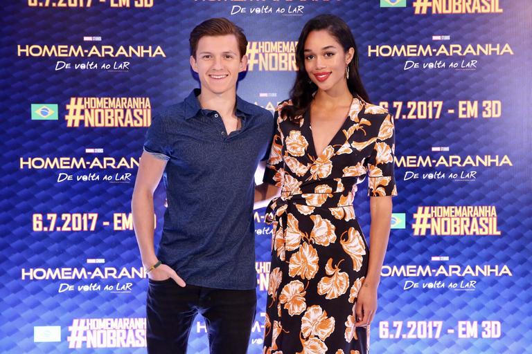 Tom Holland e Laura Harrier curtem encontro com fãs em SP