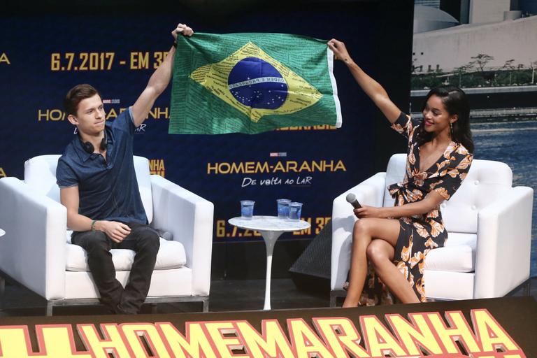 Tom Holland e Laura Harrier curtem encontro com fãs em SP