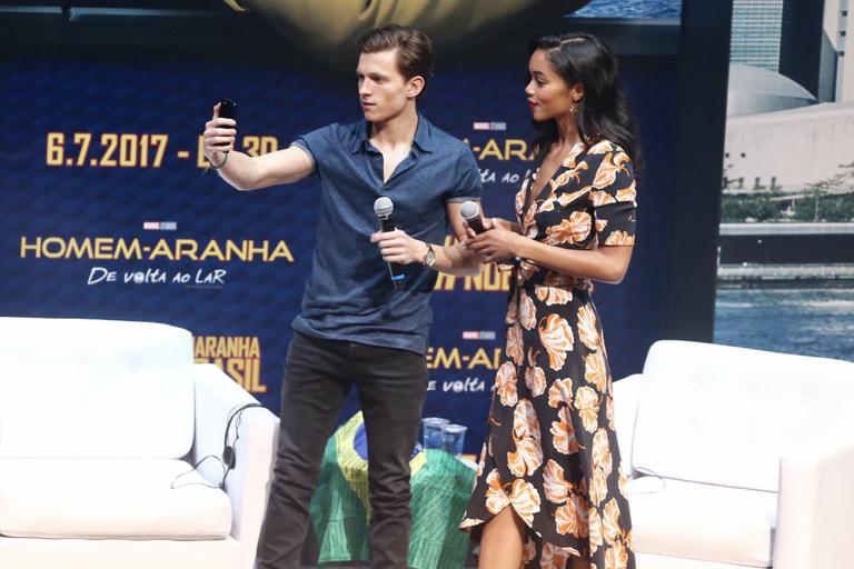 Tom Holland e Laura Harrier curtem encontro com fãs em SP