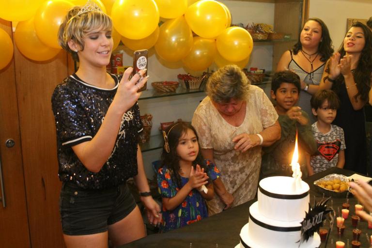 Isabella Santoni comemora 23 anos com festa preparada pelos fãs