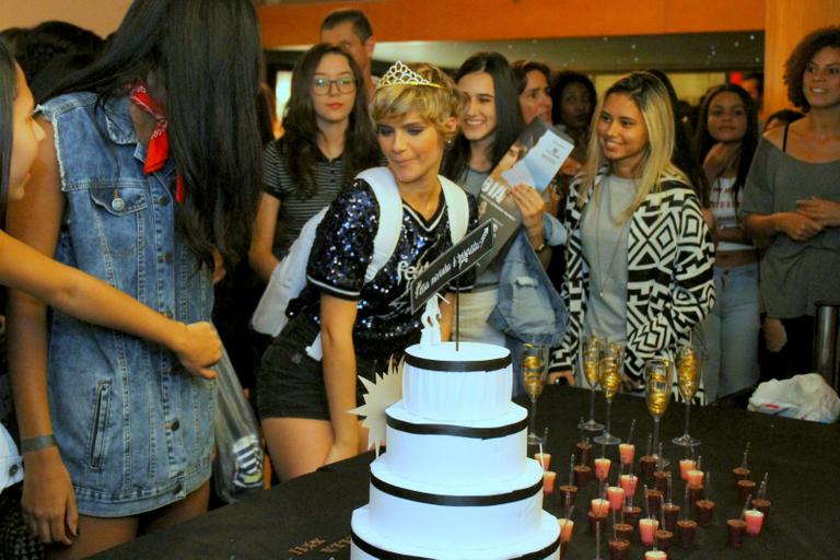 Isabella Santoni comemora 23 anos com festa preparada pelos fãs