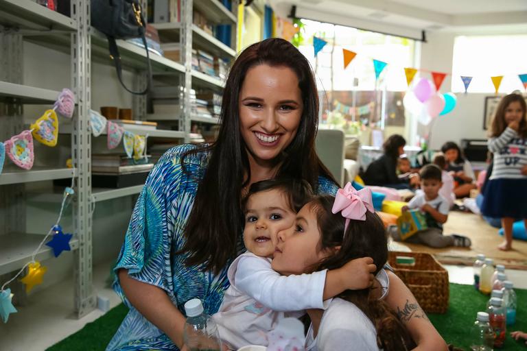 Mariana Belém com Julia e Laura