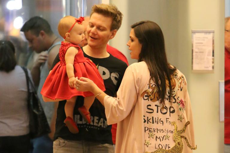 Michel Teló e Thais Fersoza curtem passeio com a filha, Melinda