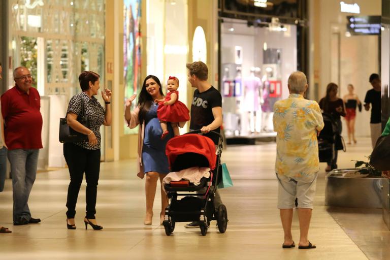 Michel Teló e Thais Fersoza curtem passeio com a filha, Melinda