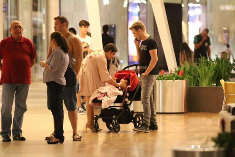 Michel Teló e Thais Fersoza curtem passeio com a filha, Melinda