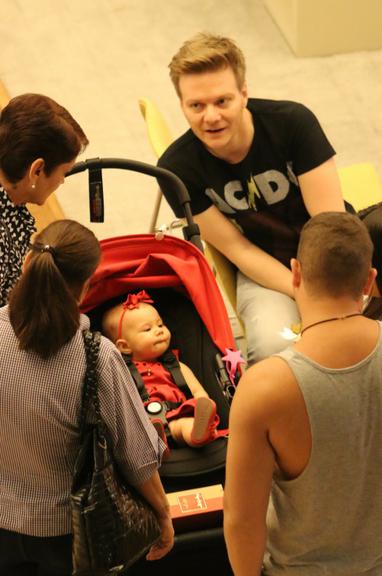 Michel Teló e Thais Fersoza curtem passeio com a filha, Melinda