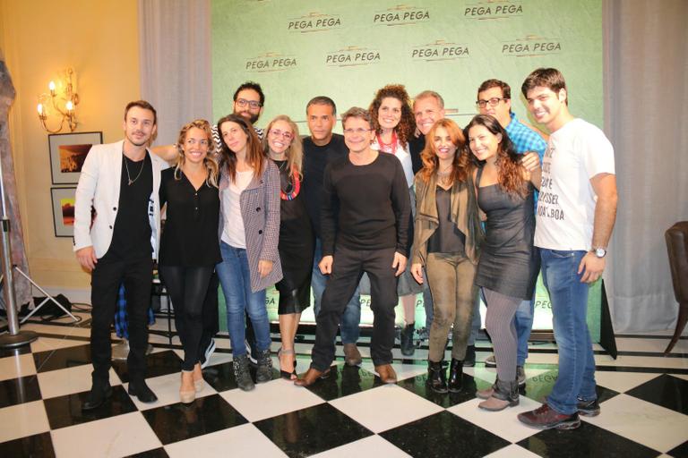 Elenco se reúne na festa da novela Pega Pega