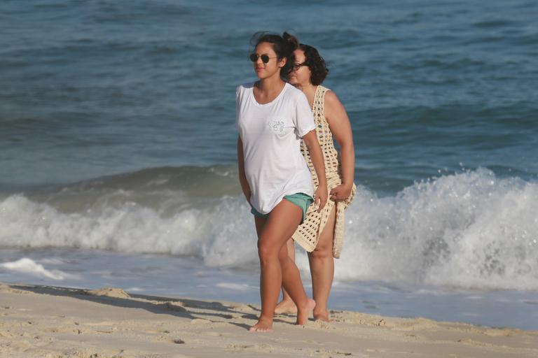 Yanna Lavigne curte passeio com a mãe