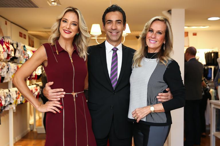 Ticiane Pinheiro recebe seus amigos no lançamento de nova coleção de lingerie