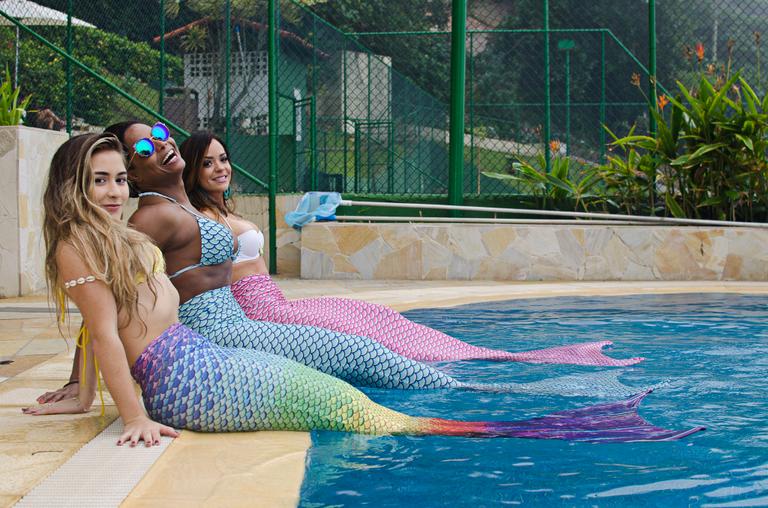 Luisa Gonzalez, Adriana Bombom e Denise Dias se aquecendo na piscina