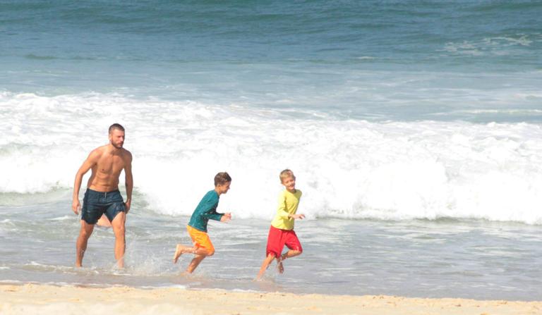 Rodrigo Hilbert se diverte com os filhos Francisco e João em praia no Rio