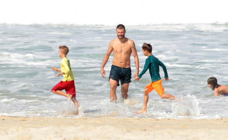 Rodrigo Hilbert se diverte com os filhos Francisco e João em praia no Rio