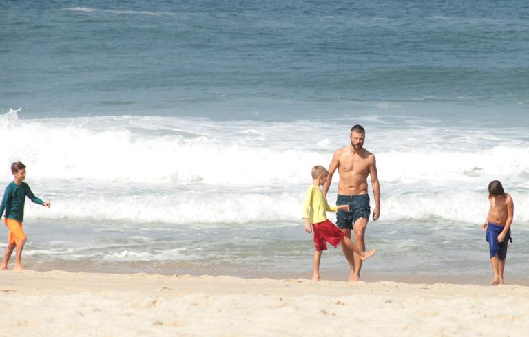 Rodrigo Hilbert se diverte com os filhos Francisco e João em praia no Rio