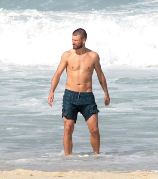 Rodrigo Hilbert se diverte com os filhos Francisco e João em praia no Rio