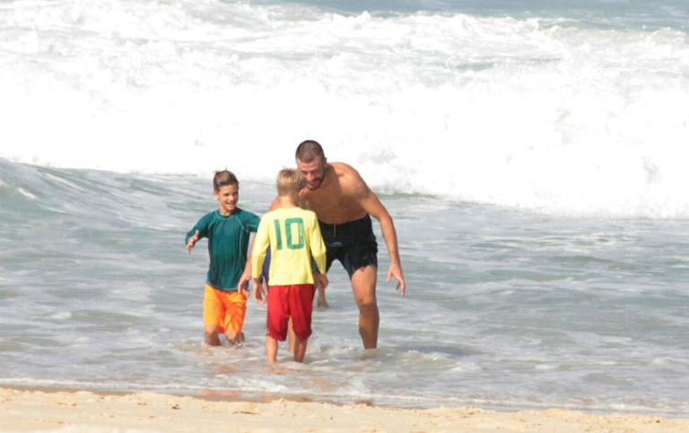 Rodrigo Hilbert se diverte com os filhos Francisco e João em praia no Rio