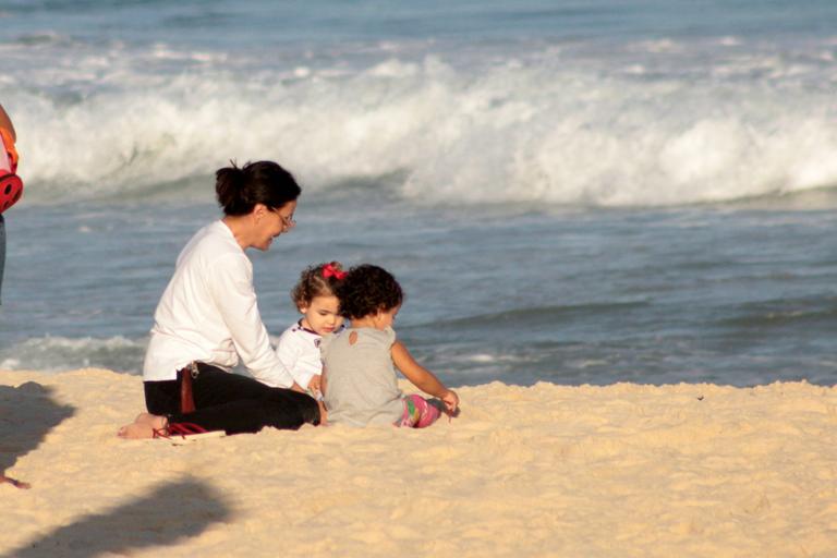 Carolina Ferraz curte dia na praia com a filha caçula