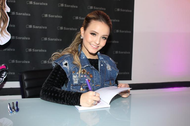 Larissa Manoela lança seu livro em São Paulo