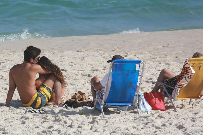 Isis Valverde: romance e carinhos em praia no Rio