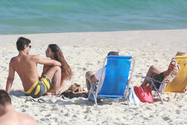 Isis Valverde: romance e carinhos em praia no Rio