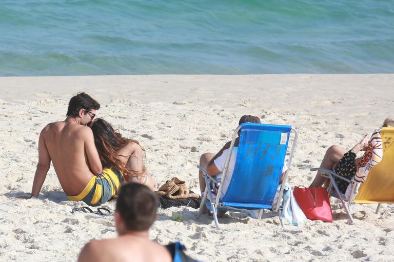 Isis Valverde: romance e carinhos em praia no Rio