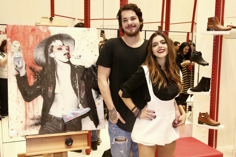 Giovanna Lancellotti curte a companhia do namorado, Gian Luca Ewbank, em noite fashion