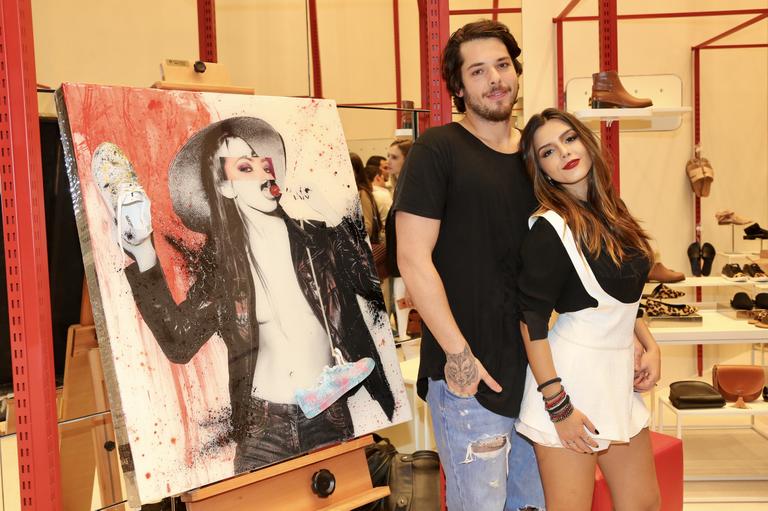 Giovanna Lancellotti curte a companhia do namorado, Gian Luca Ewbank, em noite fashion