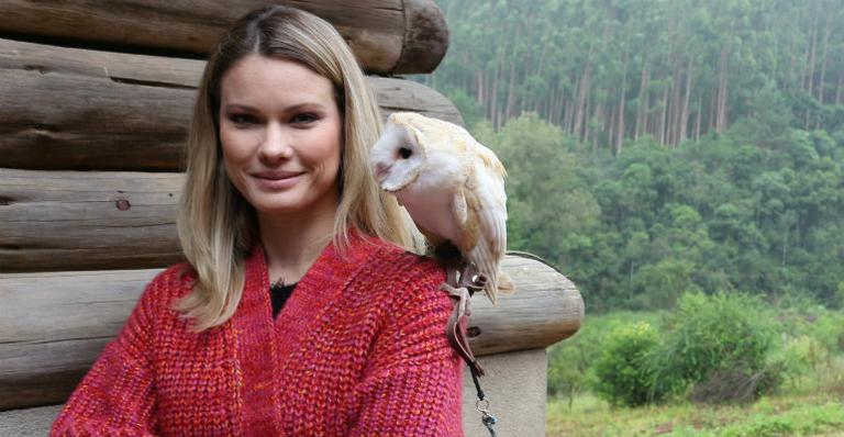 Karen com a coruja Snow na Escola Mineira de Falcoaria, na Fazenda Radical 