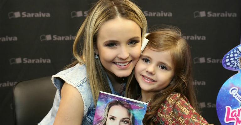 Larissa Manoela é tietada por fãs 