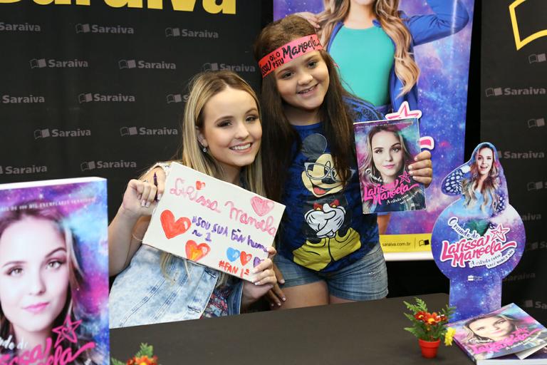 Larissa Manoela é tietada por fãs 