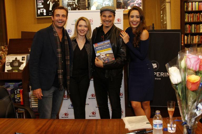 Max Fercondini e Amanda Richter recebem vips em noite de autógrafos